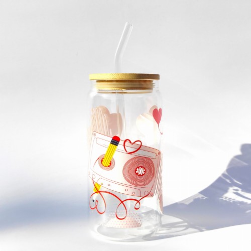 Szklanka 550 ml z bambusową pokrywką i słomką - romantyczna kaseta retro - pocichutku.pl