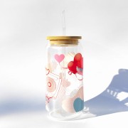 Szklanka 550 ml z bambusową pokrywką i słomką - romantyczna kaseta retro - pocichutku.pl