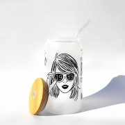 Szklanka 550 ml z bambusową pokrywką i słomką – inspirowanymi albumami taylor swift czarno biały minimalistyczny – pocichutku.pl
