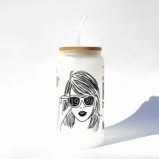 Szklanka 550 ml z bambusową pokrywką i słomką – inspirowanymi albumami taylor swift czarno biały minimalistyczny – pocichutku.pl