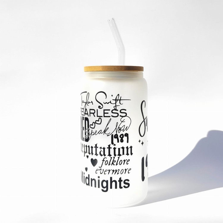 Szklanka 550 ml z bambusową pokrywką i słomką – inspirowanymi albumami taylor swift czarno biały minimalistyczny – pocichutku.pl