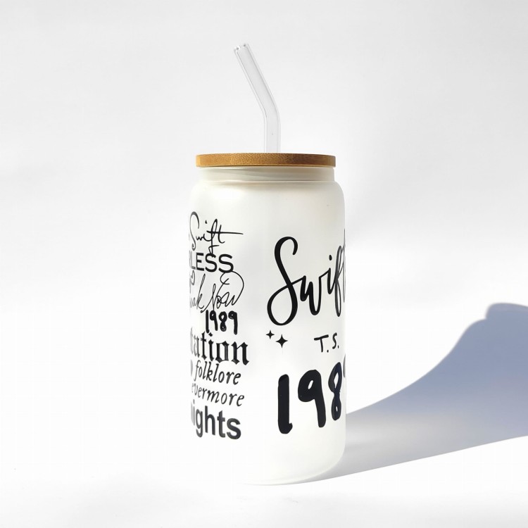 Szklanka 550 ml z bambusową pokrywką i słomką – inspirowanymi albumami taylor swift czarno biały minimalistyczny – pocichutku.pl