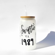 Szklanka 550 ml z bambusową pokrywką i słomką – inspirowanymi albumami taylor swift czarno biały minimalistyczny – pocichutku.pl