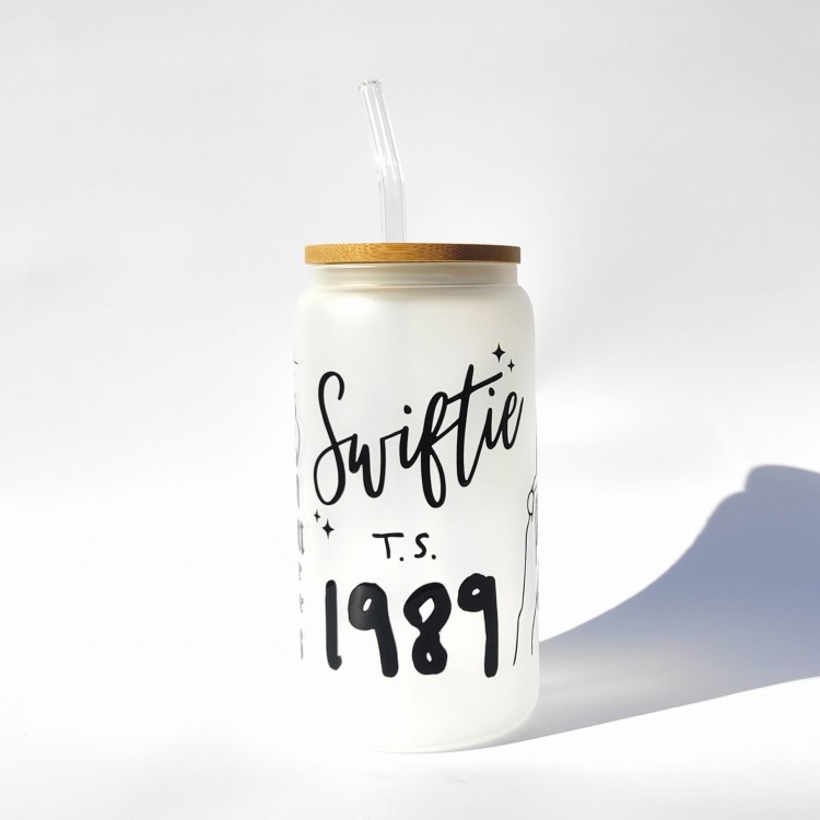 Szklanka 550 ml z bambusową pokrywką i słomką – inspirowanymi albumami taylor swift czarno biały minimalistyczny – pocichutku.pl