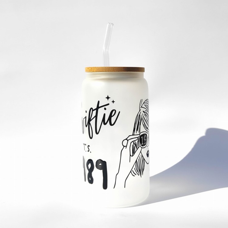 Szklanka 550 ml z bambusową pokrywką i słomką – inspirowanymi albumami taylor swift czarno biały minimalistyczny – pocichutku.pl