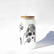 Szklanka 550 ml z bambusową pokrywką i słomką – inspirowanymi albumami taylor swift czarno biały minimalistyczny – pocichutku.pl