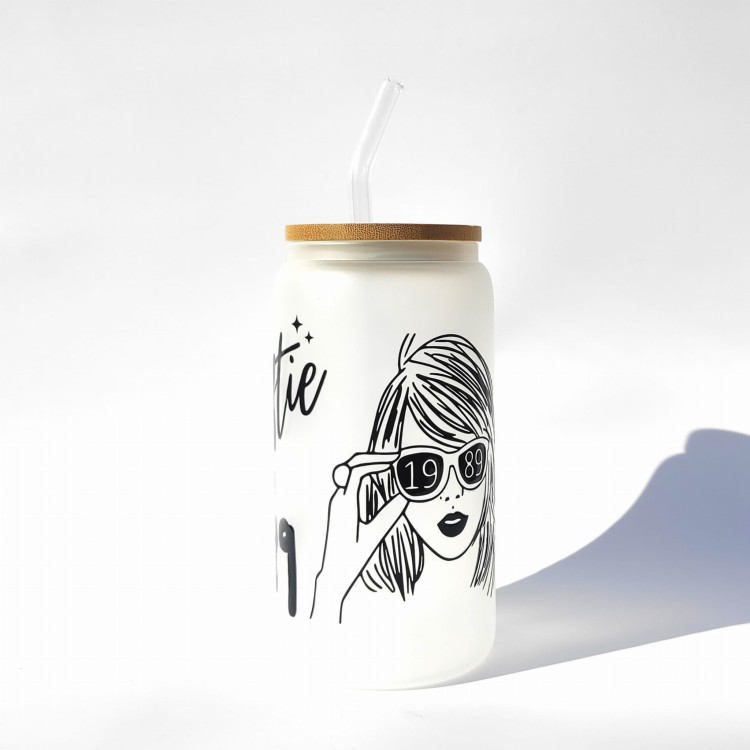 Szklanka 550 ml z bambusową pokrywką i słomką – inspirowanymi albumami taylor swift czarno biały minimalistyczny – pocichutku.pl