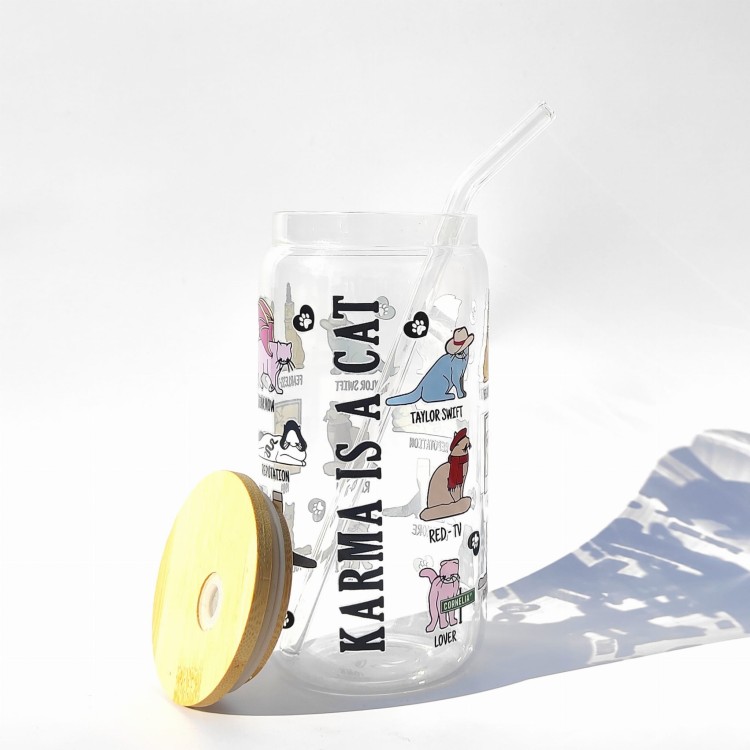 Szklanka 550 ml z bambusową pokrywką i słomką – z kotkami inspirowanymi albumami taylor swift – pocichutku.pl.jpg
