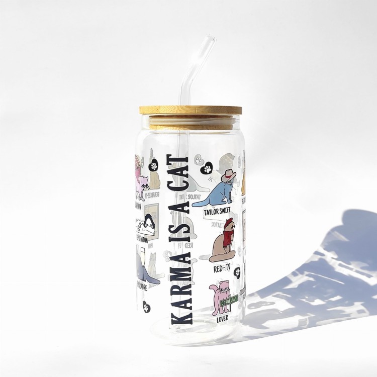 Szklanka 550 ml z bambusową pokrywką i słomką – z kotkami inspirowanymi albumami taylor swift – pocichutku.pl