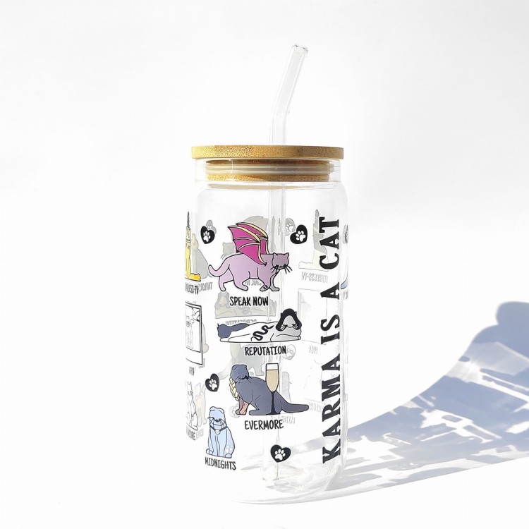 Szklanka 550 ml z bambusową pokrywką i słomką – z kotkami inspirowanymi albumami taylor swift – pocichutku.pl