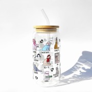 Szklanka 550 ml z bambusową pokrywką i słomką – z kotkami inspirowanymi albumami taylor swift – pocichutku.pl