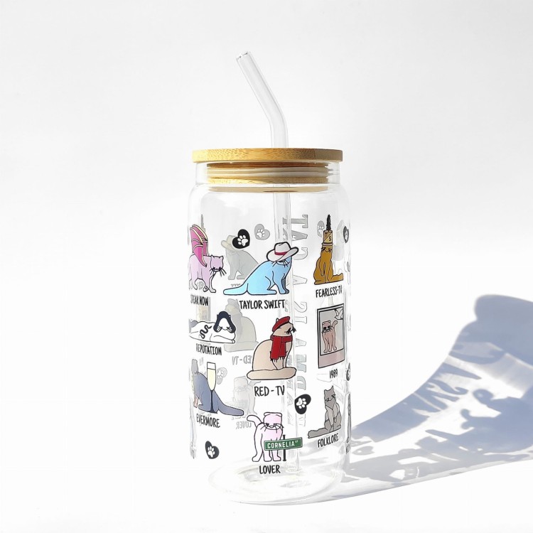 Szklanka 550 ml z bambusową pokrywką i słomką – z kotkami inspirowanymi albumami taylor swift – pocichutku.pl