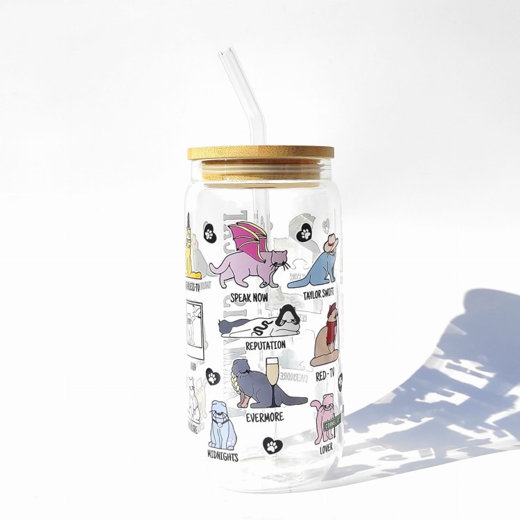 Szklanka 550 ml z bambusową pokrywką i słomką – z kotkami inspirowanymi albumami taylor swift – pocichutku.pl