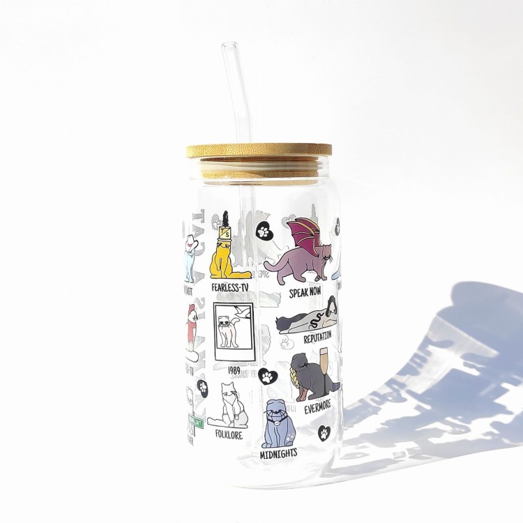 Szklanka 550 ml z bambusową pokrywką i słomką – z kotkami inspirowanymi albumami taylor swift – pocichutku.pl