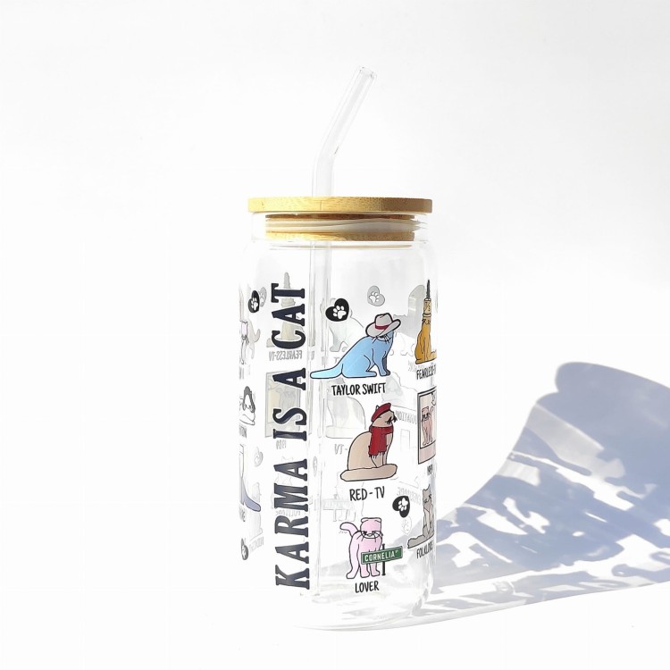 Szklanka 550 ml z bambusową pokrywką i słomką – z kotkami inspirowanymi albumami taylor swift – pocichutku.pl