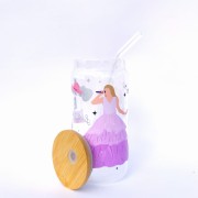 Szklanka 550 ml z bambusową pokrywką i słomką – Romantyczna eras ture  inspirowana Taylor Swift swifties – pocichutku.pl
