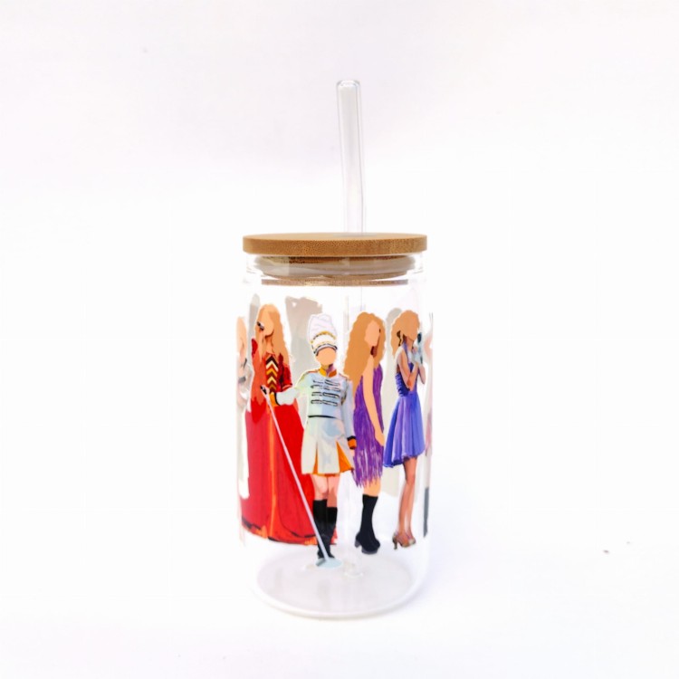 Szklanka 350 ml z bambusową pokrywką i słomką – „Mini Version” inspirowana Taylor Swift swifties – pocichutku.pl