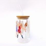 Szklanka 350 ml z bambusową pokrywką i słomką – „Mini Version” inspirowana Taylor Swift swifties – pocichutku.pl