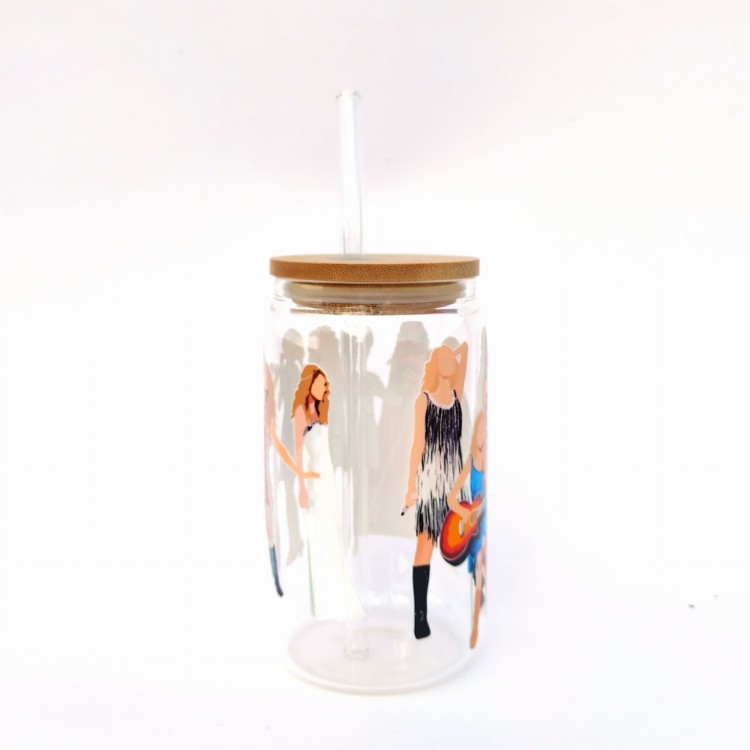 Szklanka 350 ml z bambusową pokrywką i słomką – „Mini Version” inspirowana Taylor Swift swifties – pocichutku.pl