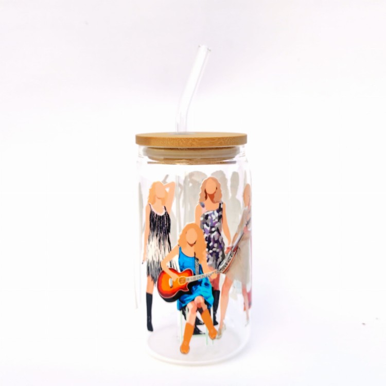 Szklanka 350 ml z bambusową pokrywką i słomką – „Mini Version” inspirowana Taylor Swift swifties – pocichutku.pl