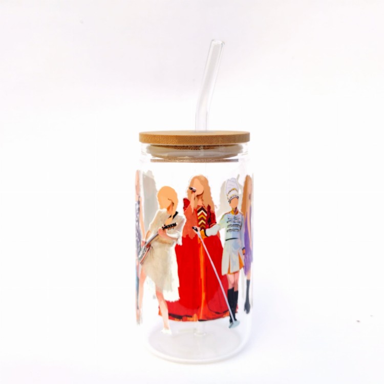 Szklanka 350 ml z bambusową pokrywką i słomką – „Mini Version” inspirowana Taylor Swift swifties – pocichutku.pl