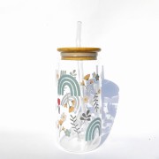 Szklanka 550 ml z bambusową pokrywką i słomką - prosty minimalistyczny kubek do biura z motywem tęczy w kolorze miety - pocichutku.pl