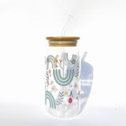 Szklanka 550 ml z bambusową pokrywką i słomką - prosty minimalistyczny kubek do biura z motywem tęczy w kolorze miety - pocichutku.pl