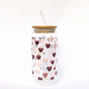 Szklanka 550 ml z bambusową pokrywką i słomką - ozdobiona czekoladowymi serduszkami -  pocichutku.pl