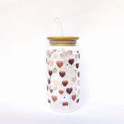 Szklanka 550 ml z bambusową pokrywką i słomką - ozdobiona czekoladowymi serduszkami -  pocichutku.pl