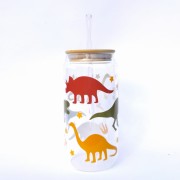 Szklanka 550 ml z bambusową pokrywką i słomką - ozdobiona kolorowymi dinozaurami – idealna dla miłośników prehistorii - pocichutku.pl