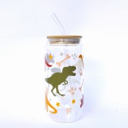Szklanka 550 ml z bambusową pokrywką i słomką - ozdobiona kolorowymi dinozaurami – idealna dla miłośników prehistorii - pocichutku.pl