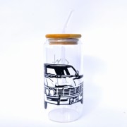 Szklanka 550 ml z bambusową pokrywką i słomką – supernatural impala '67 inicjały dean sam winchester - pocichutku.pl