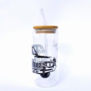 Szklanka 550 ml z bambusową pokrywką i słomką – supernatural impala '67 inicjały dean sam winchester - pocichutku.pl