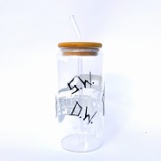 Szklanka 550 ml z bambusową pokrywką i słomką – supernatural impala '67 inicjały dean sam winchester - pocichutku.pl