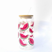 Szklanka 550 ml z bambusową pokrywką i słomką – arbuzowa lemioniada - kolorowe owoce - pocichutku.pl