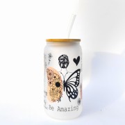 Szklanka 550 ml z bambusową pokrywką i słomką - be amazing! bądź niesamowita! kubek motywujący - mleczne szkło - pocichutku.pl
