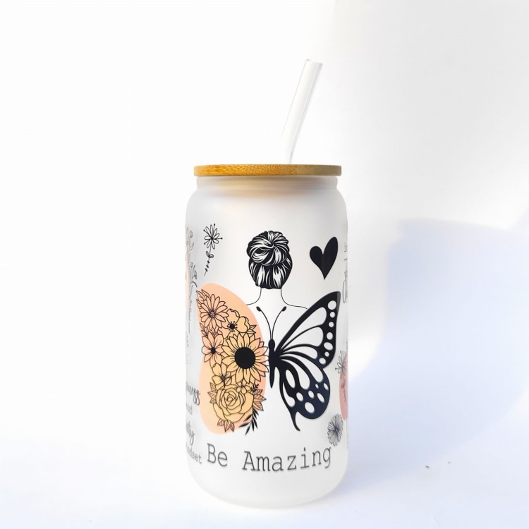 Szklanka 550 ml z bambusową pokrywką i słomką - be amazing! bądź niesamowita! kubek motywujący - mleczne szkło - pocichutku.pl