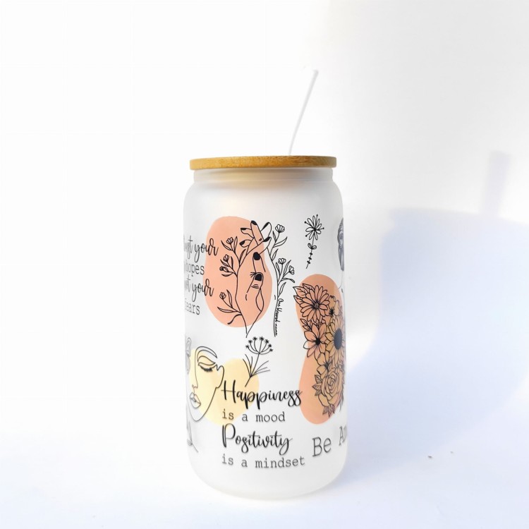 Szklanka 550 ml z bambusową pokrywką i słomką - be amazing! bądź niesamowita! kubek motywujący - mleczne szkło - pocichutku.pl