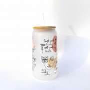 Szklanka 550 ml z bambusową pokrywką i słomką - be amazing! bądź niesamowita! kubek motywujący - mleczne szkło - pocichutku.pl