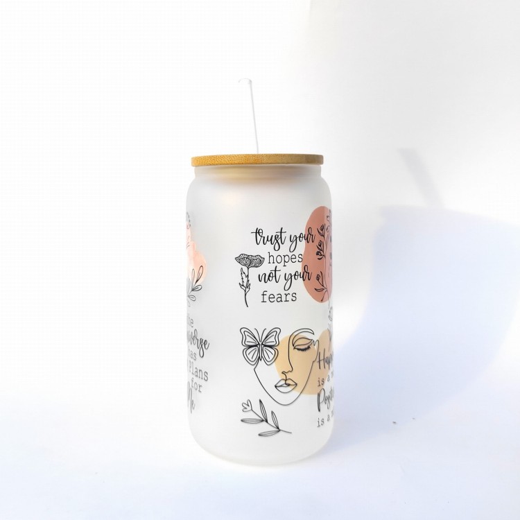 Szklanka 550 ml z bambusową pokrywką i słomką - be amazing! bądź niesamowita! kubek motywujący - mleczne szkło - pocichutku.pl