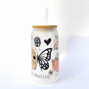 Szklanka 550 ml z bambusową pokrywką i słomką - be amazing! bądź niesamowita! kubek motywujący - mleczne szkło - pocichutku.pl