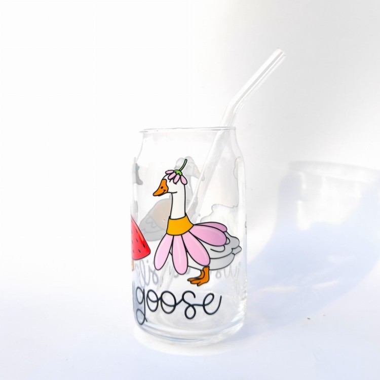 Szklanka 500 ml z bambusową pokrywką i słomką - Kubek just a silly goose - po prostu głupia gąska . Szklanka z  gęsią gąską  - pocichutku.pl