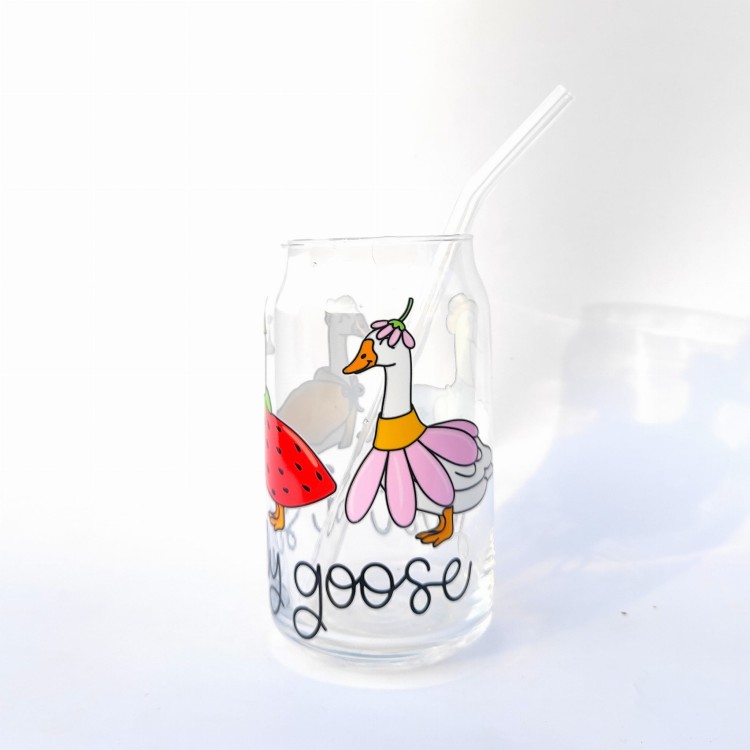 Szklanka 500 ml z bambusową pokrywką i słomką - Kubek just a silly goose - po prostu głupia gąska . Szklanka z  gęsią gąską  - pocichutku.pl
