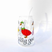 Szklanka 500 ml z bambusową pokrywką i słomką - Kubek just a silly goose - po prostu głupia gąska . Szklanka z  gęsią gąską  - pocichutku.pl