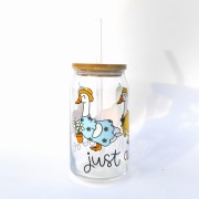 Szklanka 500 ml z bambusową pokrywką i słomką - Kubek just a silly goose - po prostu głupia gąska . Szklanka z  gęsią gąską  - pocichutku.pl