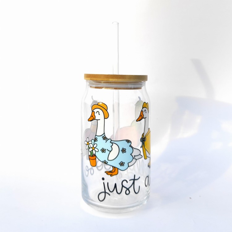 Szklanka 500 ml z bambusową pokrywką i słomką - Kubek just a silly goose - po prostu głupia gąska . Szklanka z  gęsią gąską  - pocichutku.pl