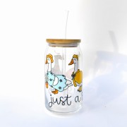 Szklanka 500 ml z bambusową pokrywką i słomką - Kubek just a silly goose - po prostu głupia gąska . Szklanka z  gęsią gąską  - pocichutku.pl