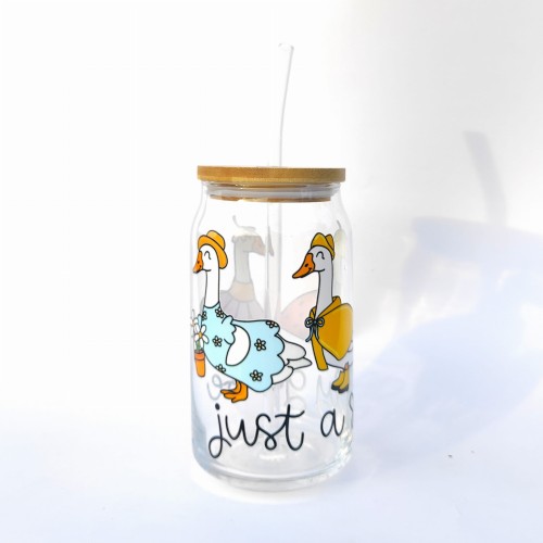 Szklanka 500 ml z bambusową pokrywką i słomką - Kubek just a silly goose - po prostu głupia gąska . Szklanka z  gęsią gąską  - pocichutku.pl