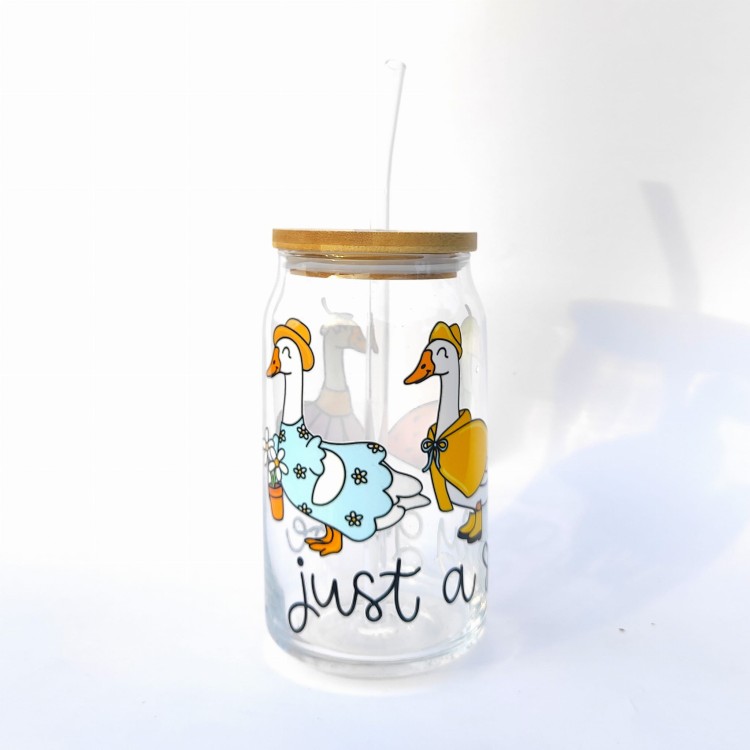 Szklanka 500 ml z bambusową pokrywką i słomką - Kubek just a silly goose - po prostu głupia gąska . Szklanka z  gęsią gąską  - pocichutku.pl