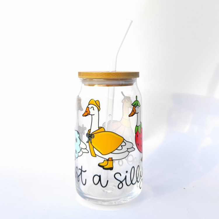 Szklanka 500 ml z bambusową pokrywką i słomką - Kubek just a silly goose - po prostu głupia gąska . Szklanka z  gęsią gąską  - pocichutku.pl
